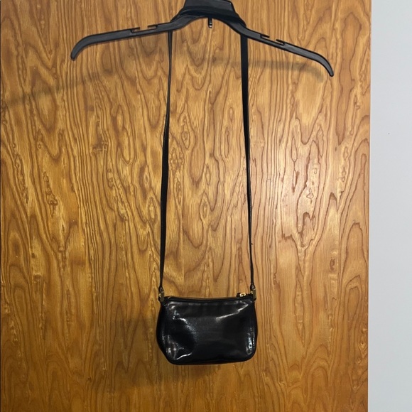 Monsac Originals Elegant Black Leather Crossbody Bag - Picture 4 of 16